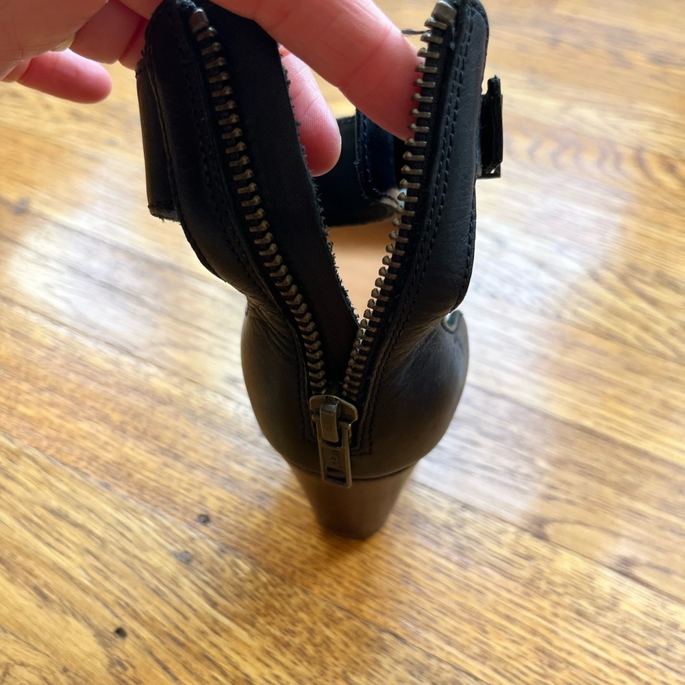 UGG Women's Black Leather Sandals - Picture 5 of 16